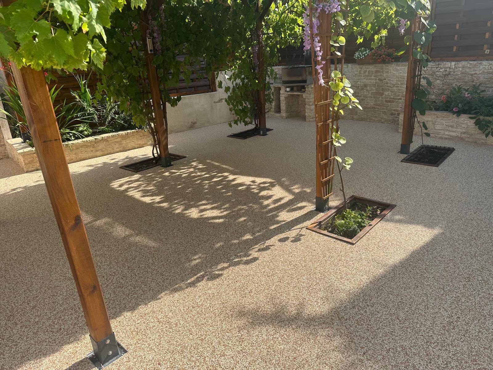 Sol en résine et pergola