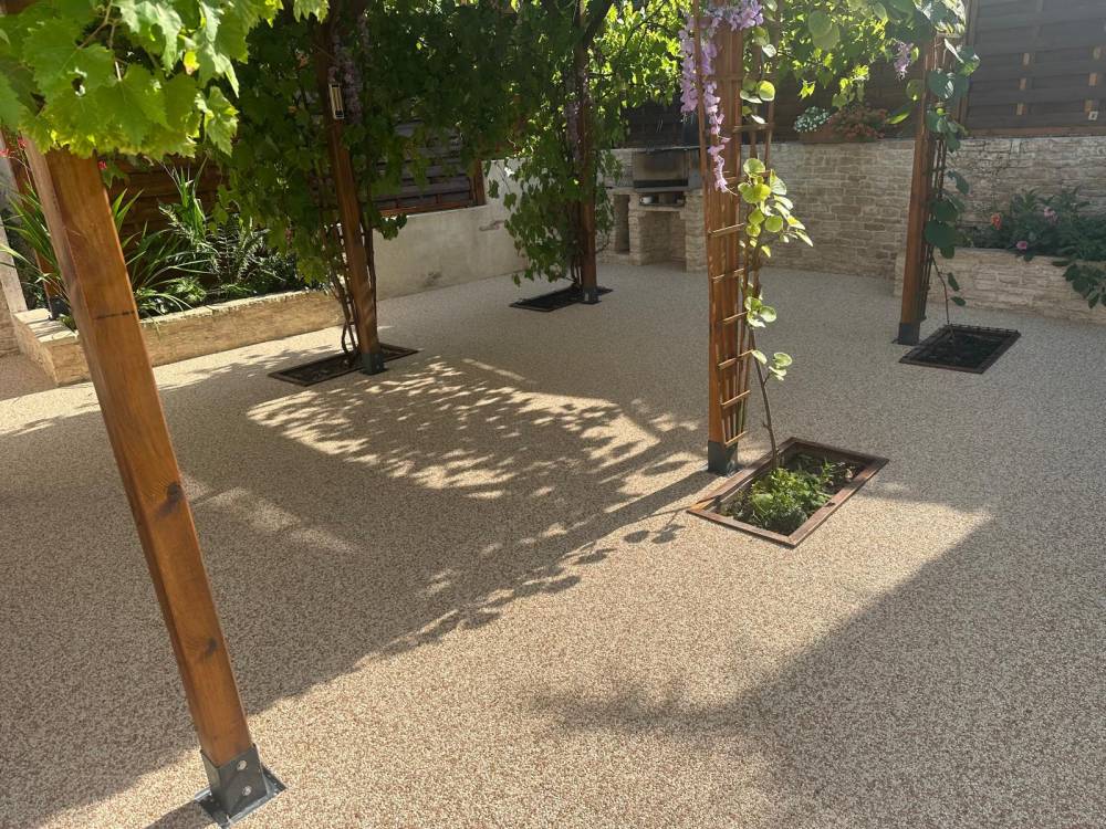 Sol en résine et pergola