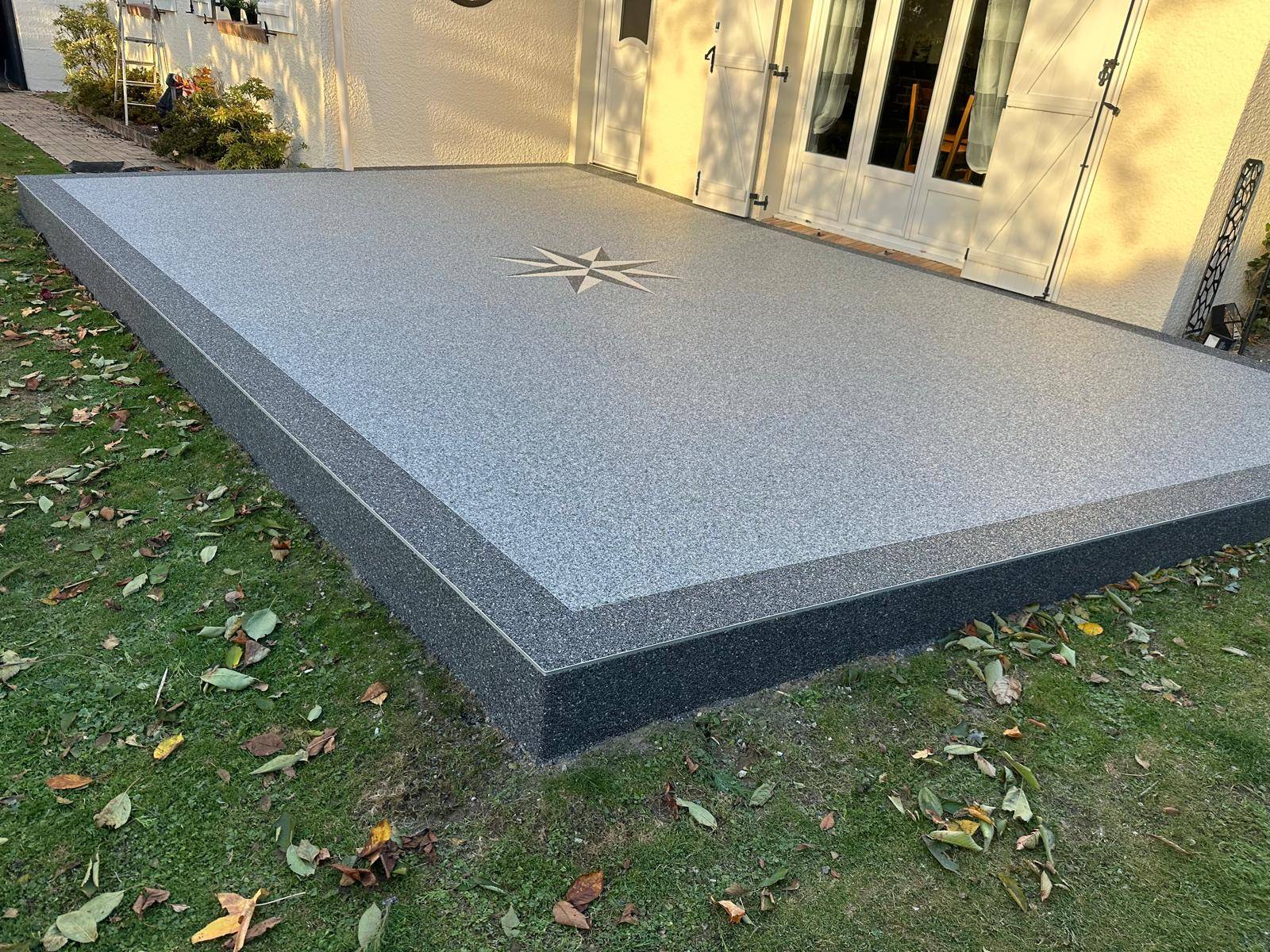 Terrasse grise dans un jardin