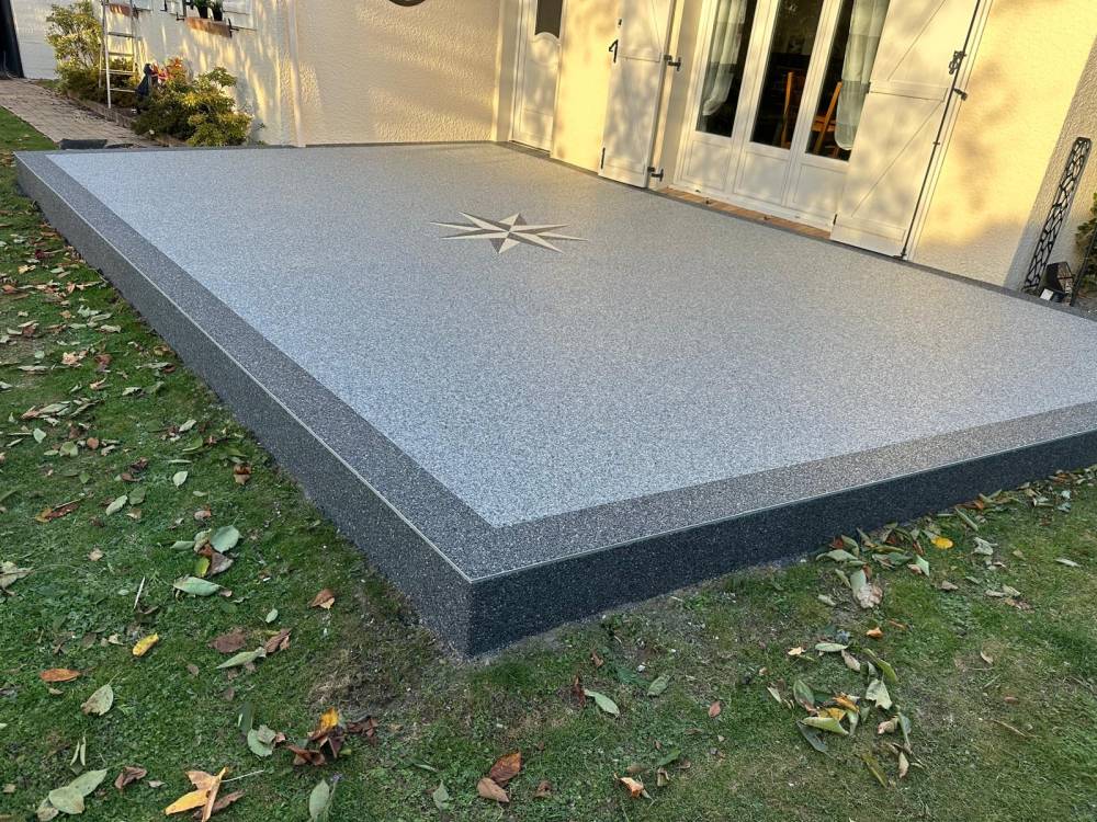 Terrasse grise dans un jardin